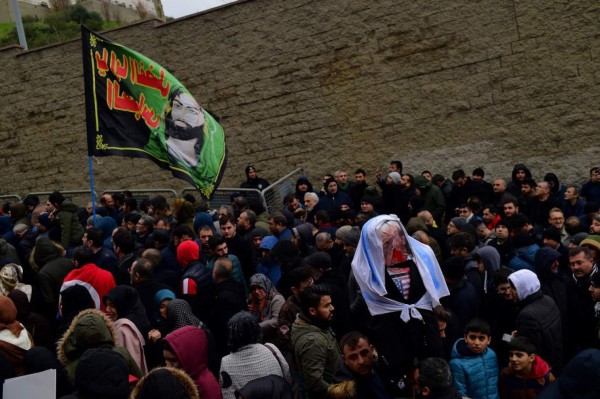 Qasem Soleimani: Iraníes salen para recibir el cuerpo de general asesinado por Trump y lanzan advertencia