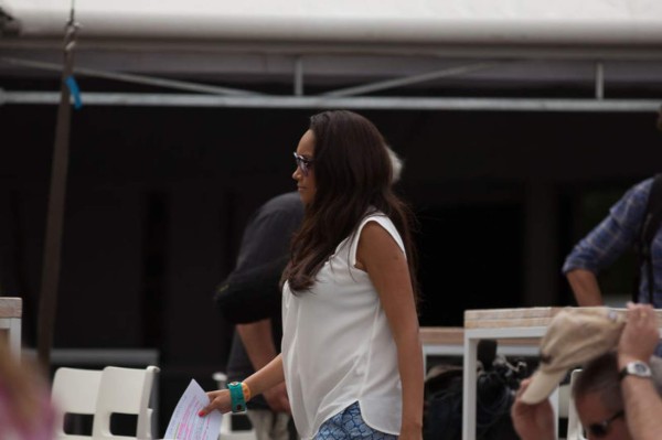 Así es Carla, la chica a la que consciente Vincent Kompany con el FIFA 16