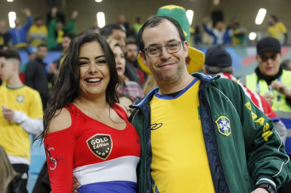 Larissa Riquelme se roba los suspiros en el Brasil-Paraguay de la Copa América, ¿Quién es su nueva amiga?