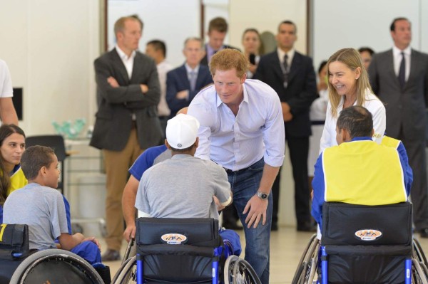 Principe Harry visita hospital antes de asistir al Brasil-Camerún