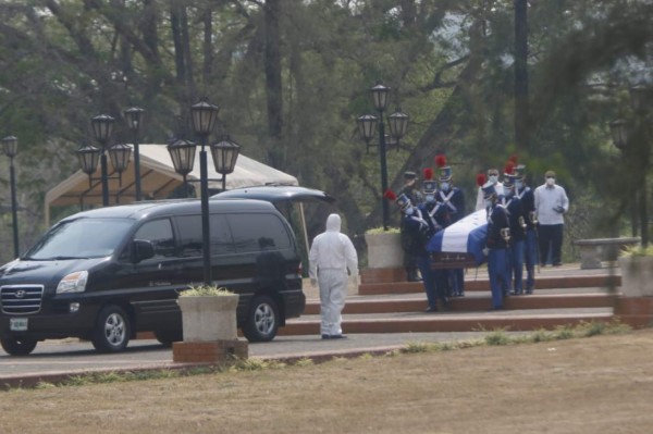 Solo con sus familiares: Así fue el entierro de Rafael Callejas en Tegucigalpa