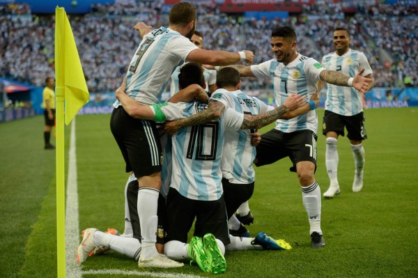FOTOS: El emotivo festejo de Messi tras clasificar con Argentina a octavos
