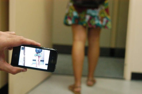 Hombre fotografiaba bajo la falda de mujeres y recibe castigo