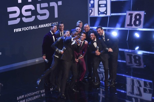 ¡Y NO ES CREÍDO! David Suazo entregó premio de FIFA a Messi y a Cristiano Ronaldo