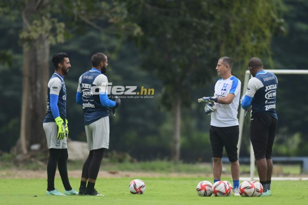 Consejos del Bolillo a un jugador y Kervin Arriaga toma precauciones: Las fotos del entreno de Honduras
