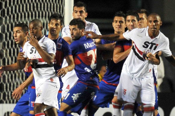 Sao Paulo, campeón de la Sudamericana en final accidentada por egreciones entre jugadores y policias.