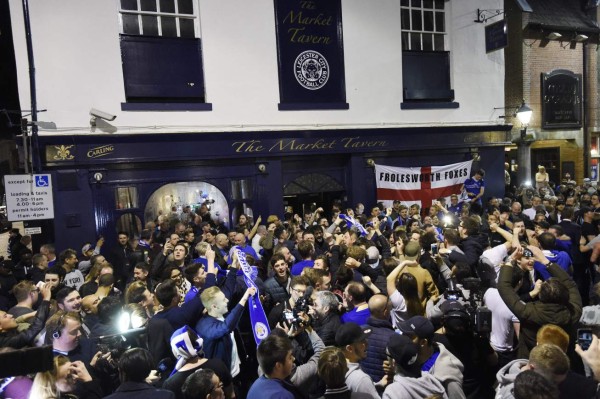 Así celebran los aficionados del Leicester City su primer título de la Premier League