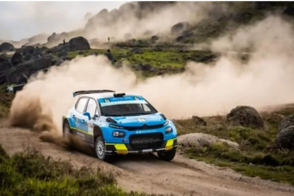 Fue técnico del Chelsea, Tottenham y del Porto; ahora vive su sueño como piloto de Rally