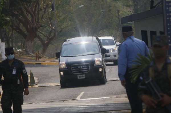 Solo con sus familiares: Así fue el entierro de Rafael Callejas en Tegucigalpa