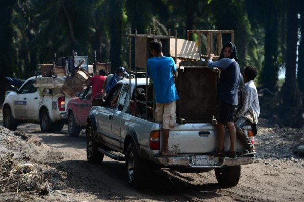 Se llevan las camas, estufas y sus mascotas: familias hondureñas dejan sus casas por miedo al hucarán Iota