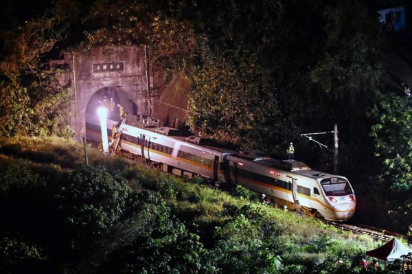 Las dramáticas imágenes de la tragedia en Taiwán: más de 50 muertos y cientos de heridos en un accidente de tren