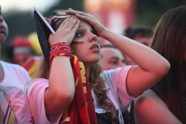 El toque femenino: Las bellezas en el Francia-Alemania