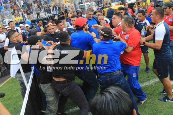 FOTOS: Golpes entre Diego Vázquez y Osman Madrid en el zafarrancho de la Gran Final entre Olimpia y Motagua