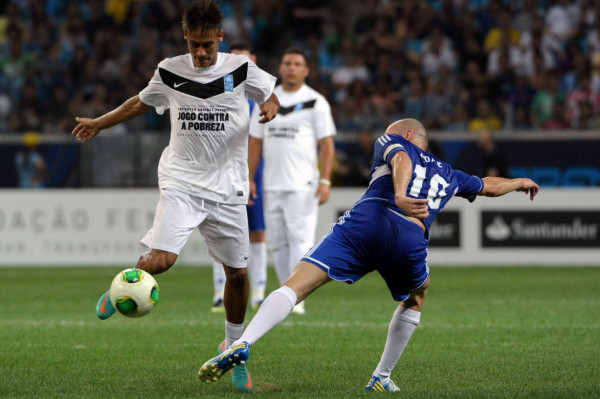 Espectacular gol de Zidane en juego benéfico en Brasil