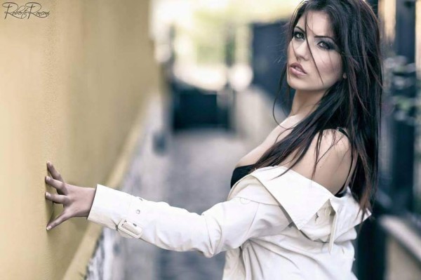 Galería: Modelo italiana promete desnudarse si el Cagliari de David Suazo asciende