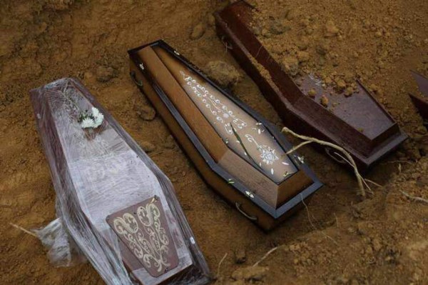 Alarmante: Cementerio colapsa en Manaos y cuerpos son enterados en fosas comunes