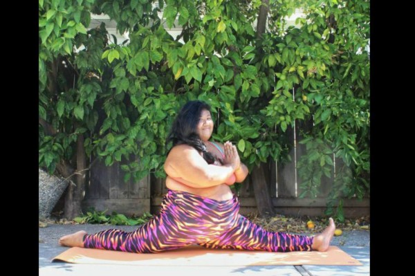 Es instructora de yoga, tiene elasticidad y su sobrepeso no es problema