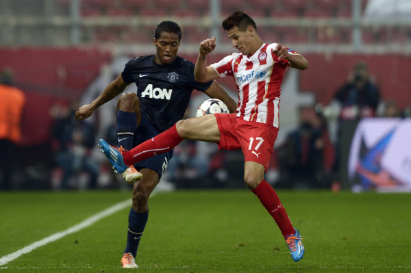 Olympiacos gana 2-0 y deja en coma al Manchester United
