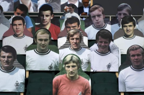 El Borussia Mönchengladbach llena su espectacular estadio con aficionados de cartón