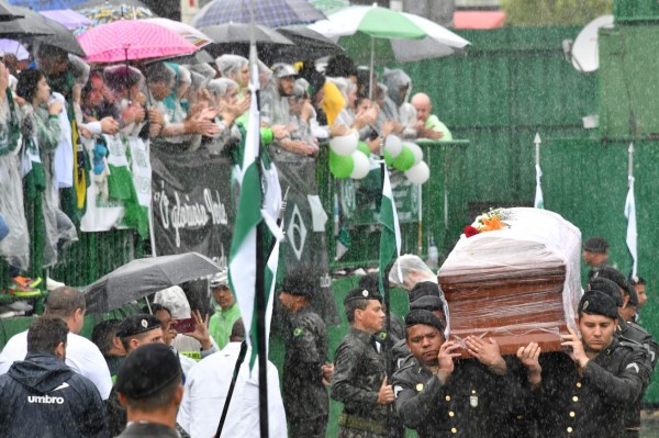 ¡Imposible no llorar! Así fue el último adiós a futbolistas del Chapecoense