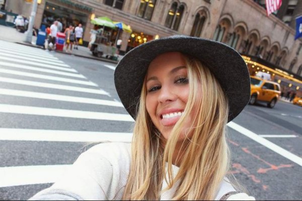 Beatrice Bouchard, la hermana gemela de tenista que besó a Neymar