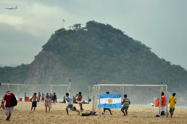 Alemanes y argentinos ya viven su fiesta previo a la final del Mundial.