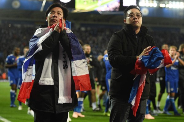 Marcha y llanto: Nuevo homenaje del Leicester a su presidente en el King Power Stadium