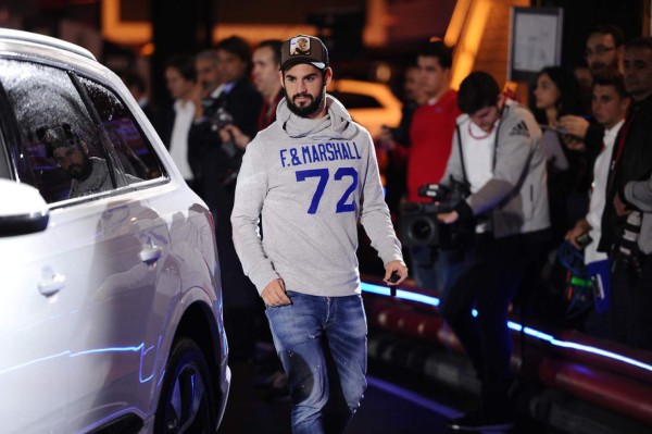 Los llamativos looks que usaron jugadores del Real Madrid para recoger sus Audis