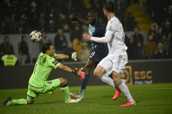 Le lanzan un bote de basura a futbolista del Porto, recibe insultos racistas y abandonó el partido