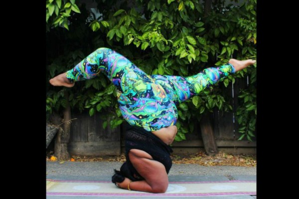 Es instructora de yoga, tiene elasticidad y su sobrepeso no es problema