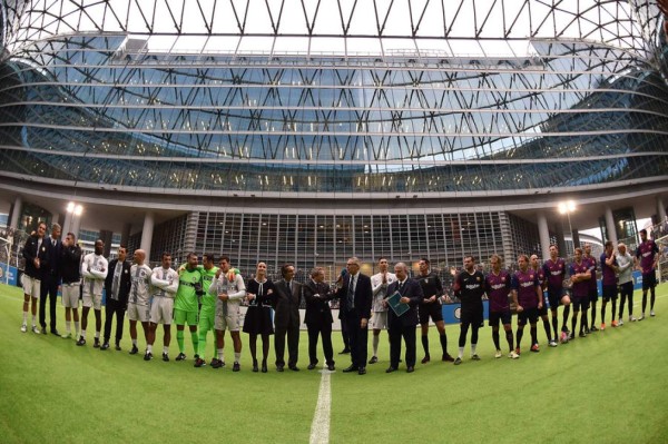 FOTOS: David Suazo se codea con exestrellas del Inter y Barcelona