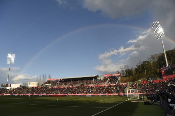 No viste en TV: El lamento de Suárez, Messi cambia camisa y el ambientazo en Montilivi