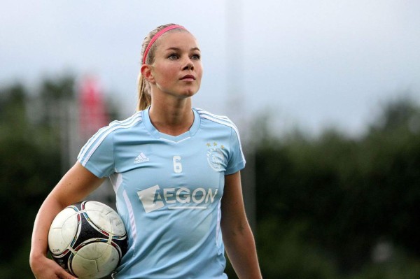 La novia de Roger Espinoza y una hondureña entre las futbolistas más bonitas del mundo