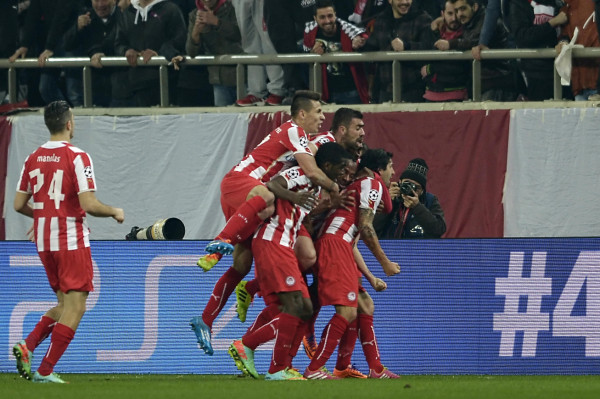 Olympiacos gana 2-0 y deja en coma al Manchester United