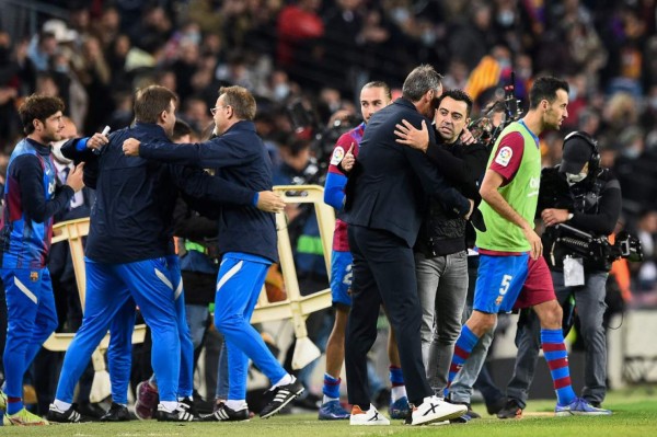 Las imperdibles fotos de Xavi dirigiendo a sus excompañeros del Barcelona en su debut y el efusivo festejo