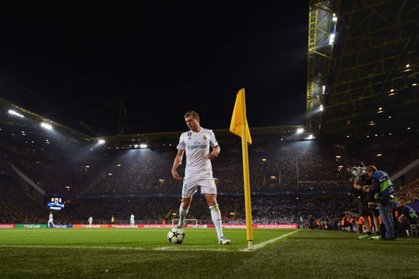 NO VISTE EN TV: La sorpresa de espontáneo a Cristiano y jugador del Dortmund que lo abrazó&nbsp;&nbsp;