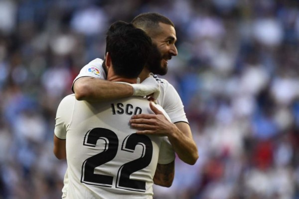 ¡Amor y feli-Zidane en el Bernabéu! A Florentino le sacaron dos fuertes pancartas