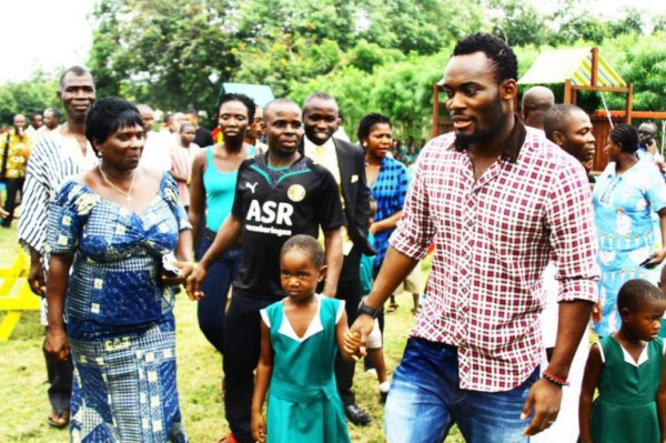 TOP: Así es la humildad y solidaridad de los grandes futbolistas del mundo