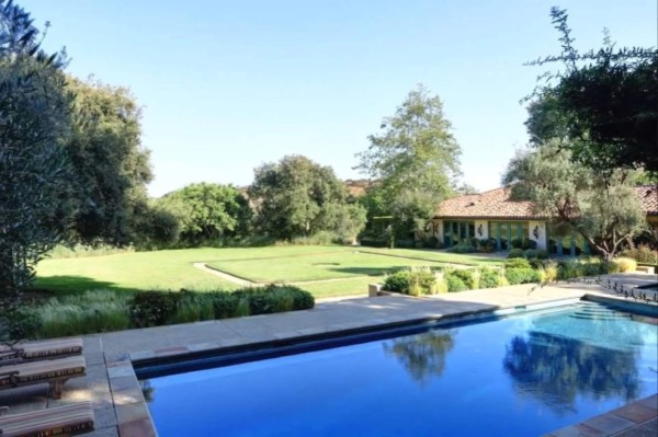 Aquí puede preparar sus próximas películas: La tremenda mansión que compró Dwayne 'The Rock' Johnson