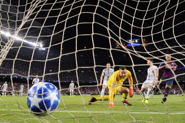 NO VISTE EN TV: El beso de Suárez y así reaccionó Messi y su hijo en el Camp Nou