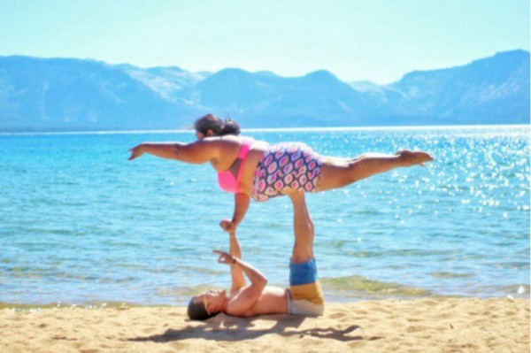 Es instructora de yoga, tiene elasticidad y su sobrepeso no es problema