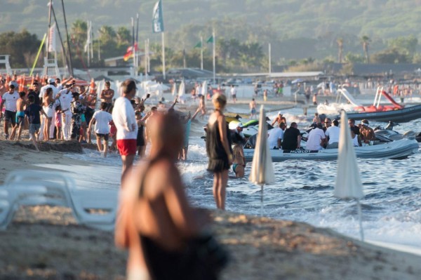 Neymar se relaja en lujoso yate mientras le autorizan jugar con PSG