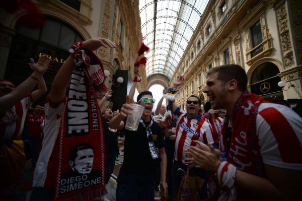 ¡Aficionados de Real Madrid y Atlético invaden Milan!