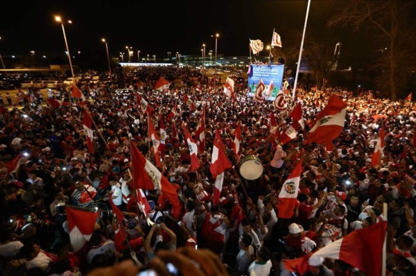 ¡DE LOCOS! Peruanos se toman las calles de Buenos Aires, Argentina y preparan carnaval
