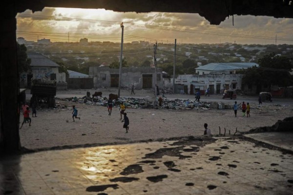 ¡IMPACTANTE! La triste realidad de como juegan fútbol los niños en Mogadishu, Somalia