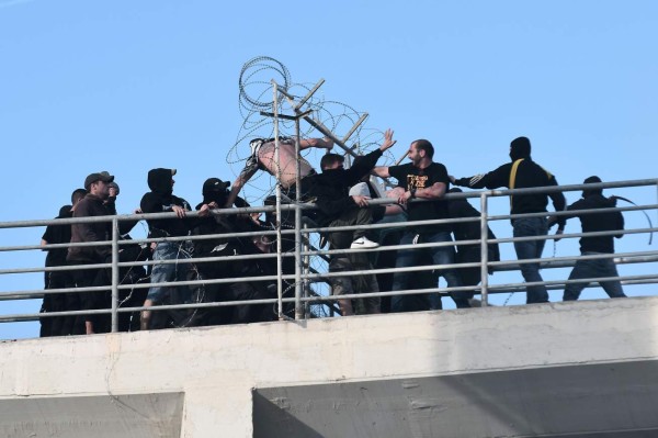 Vandalismo: Las impactantes imágenes entre aficionados en Grecia