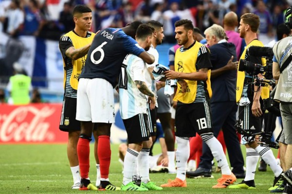EN FOTOS: Pogba consoló a un Messi destrozado por eliminación en Rusia