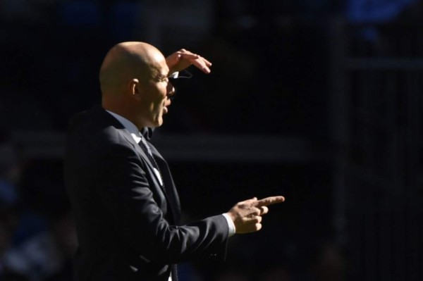 ¡Amor y feli-Zidane en el Bernabéu! A Florentino le sacaron dos fuertes pancartas