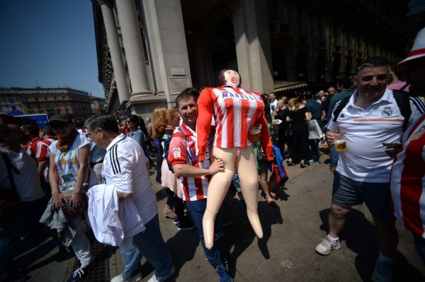 ¡Aficionados de Real Madrid y Atlético invaden Milan!