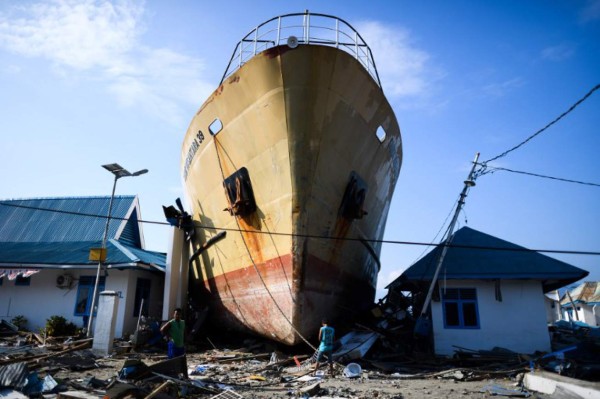 Llanto, muertes y desaparecidos: las desgarradoras fotos del tsunami que arrasó en Indonesia